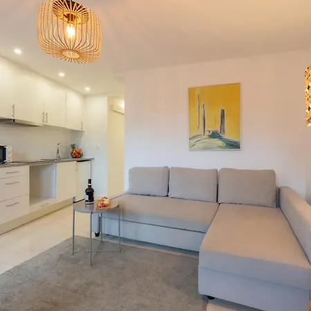 Apartamento Hostwise - Artistic Escape With Modern Comfort