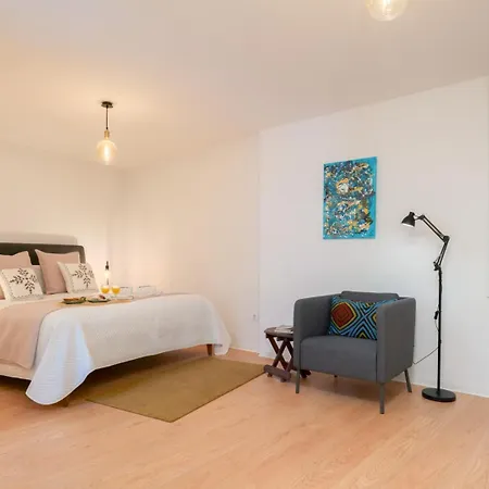 Apartamento Hostwise - Artistic Escape With Modern Comfort *