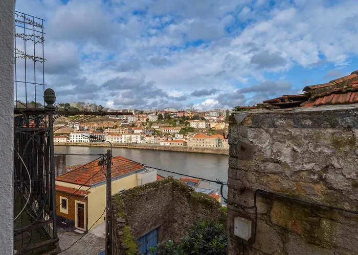 Hostwise - Artistic Escape With Modern Comfort Apartment