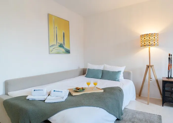 Apartment Hostwise - Artistic Escape With Modern Comfort