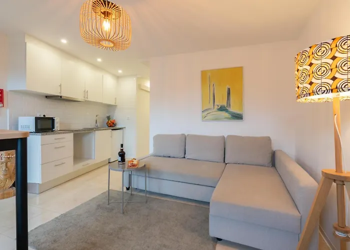 Apartment Hostwise - Artistic Escape With Modern Comfort