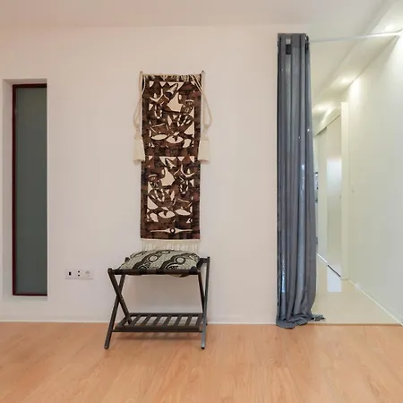 Hostwise - Artistic Escape With Modern Comfort דירה