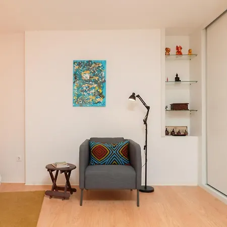 Hostwise - Artistic Escape With Modern Comfort