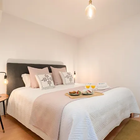 Hostwise - Artistic Escape With Modern Comfort דירה *